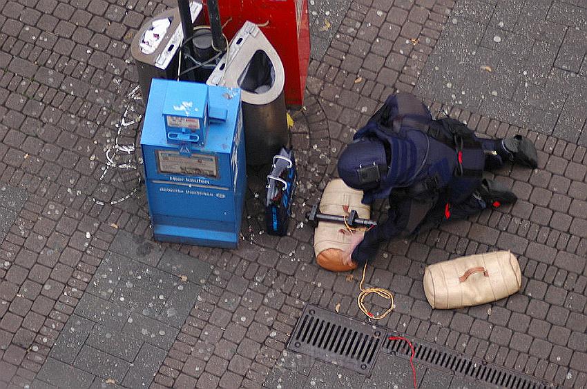 Herrenlose Einkaufstuete gesprengt Koeln Schildergasse P322.jpg